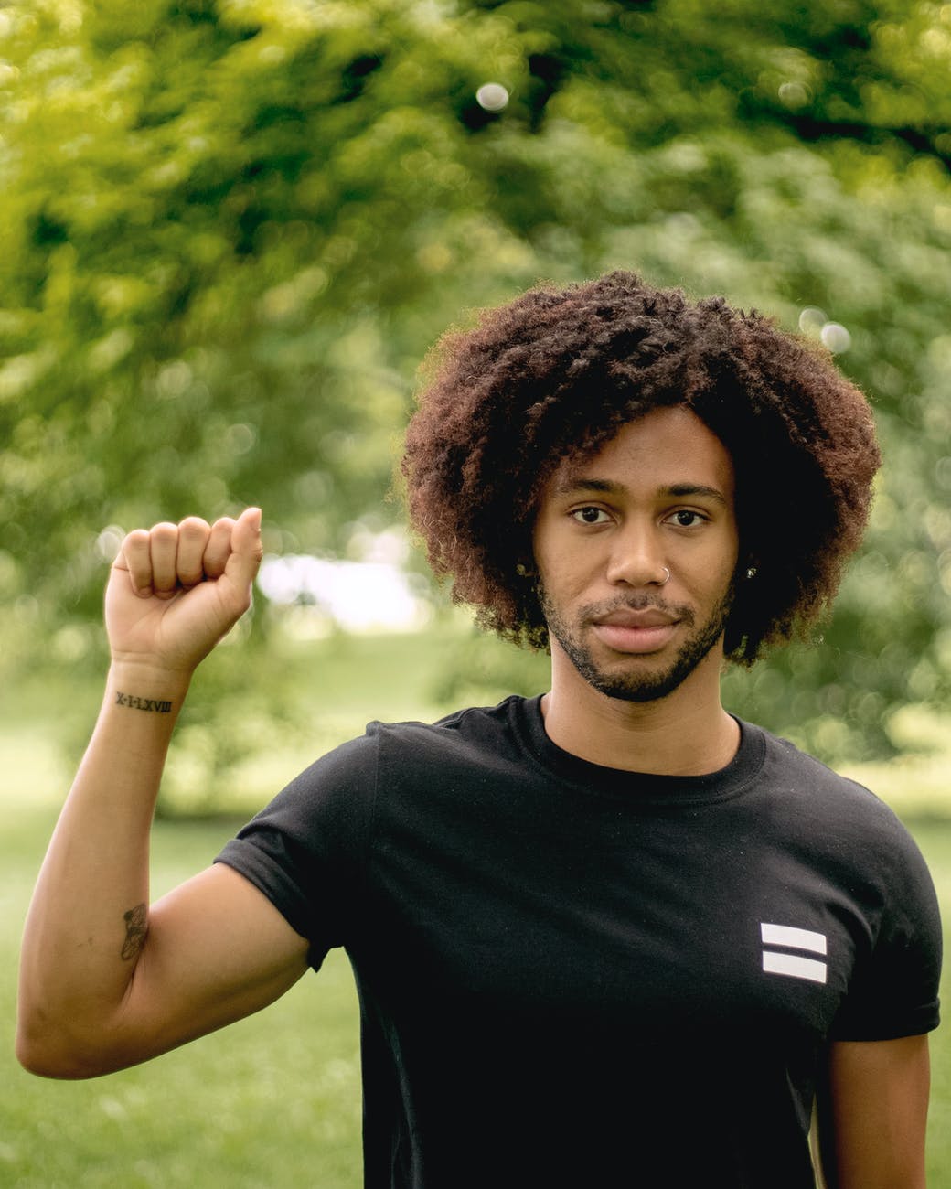 photo of man wearing black crew neck t shirt